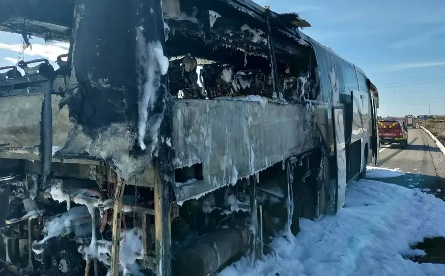 En llamas un autob&uacute;s en plena carretera de la provincia de Almer&iacute;a