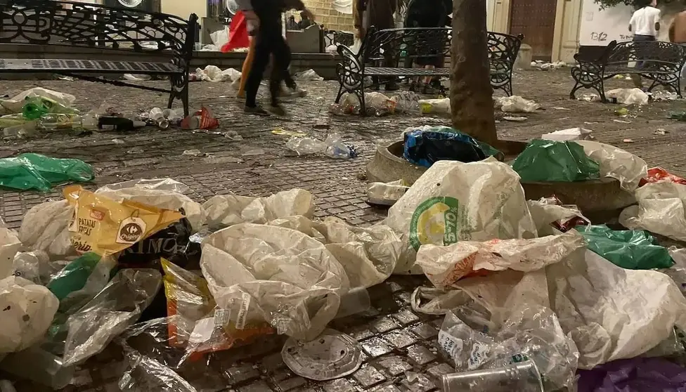 El Carnaval de C&aacute;diz, descontrolado. M&aacute;s de 137.000 kilos de residuos recogidos