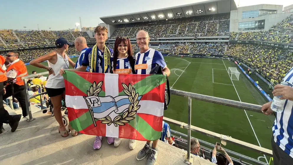 Imagen de la bandera del Alav&eacute;s perdida en Jerez en el Estadio Nuevo Mirandilla