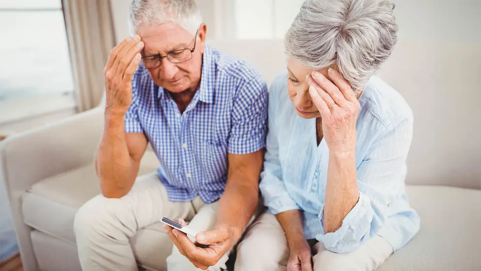 Matrimonio de jubilados reciben una mala noticia de sus pensiones