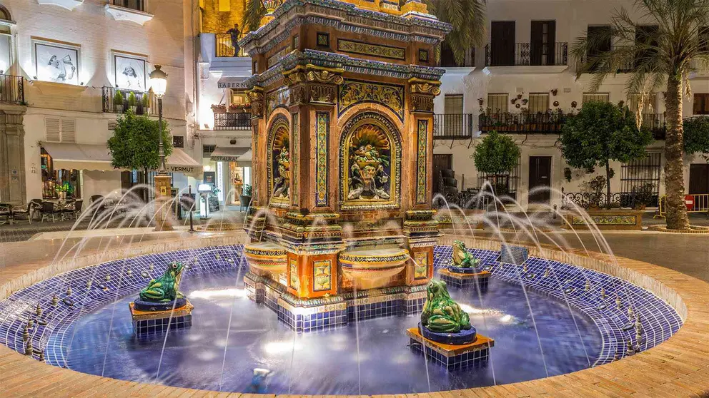 La plaza principal de Vejer de la Frontera, con una hermosa fuente con azulejos de cer&aacute;mica, C&aacute;diz
