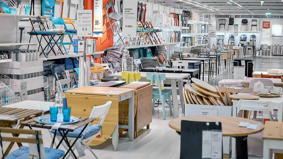 Interior de tienda IKEA en su secci&oacute;n de muebles de cocina