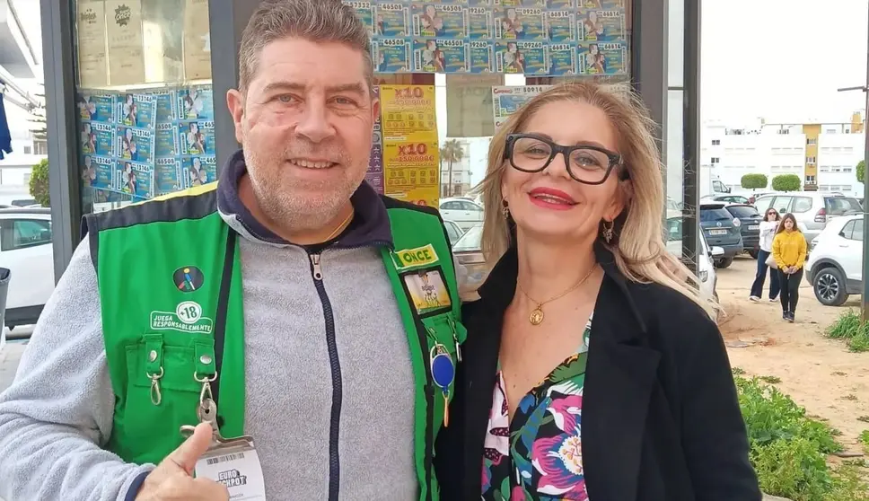 2 semanas despu&eacute;s del doble crimen. La ONCE lleva la alegr&iacute;a a Barbate en forma de euros