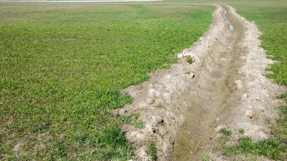 Una zanja en un campo
