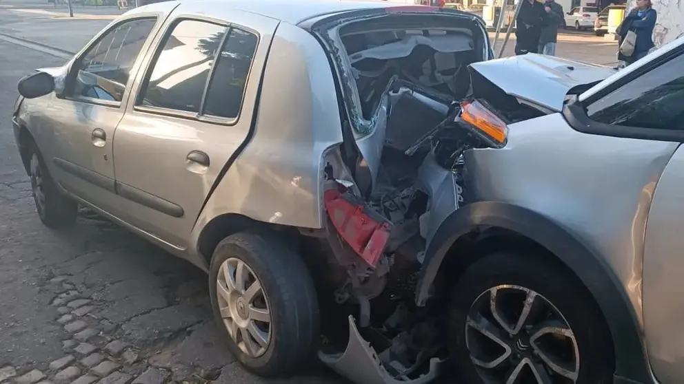 Choque entre 2 coches en una avenida de C&aacute;diz. Estas son las consecuencias