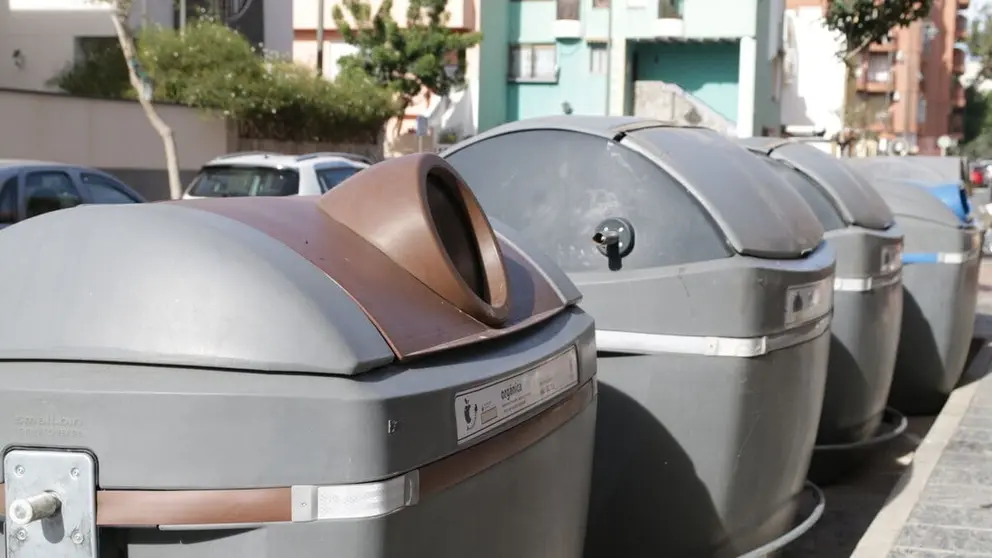 Cae al cami&oacute;n de la basura tras vaciar un contenedor de papel en Almer&iacute;a