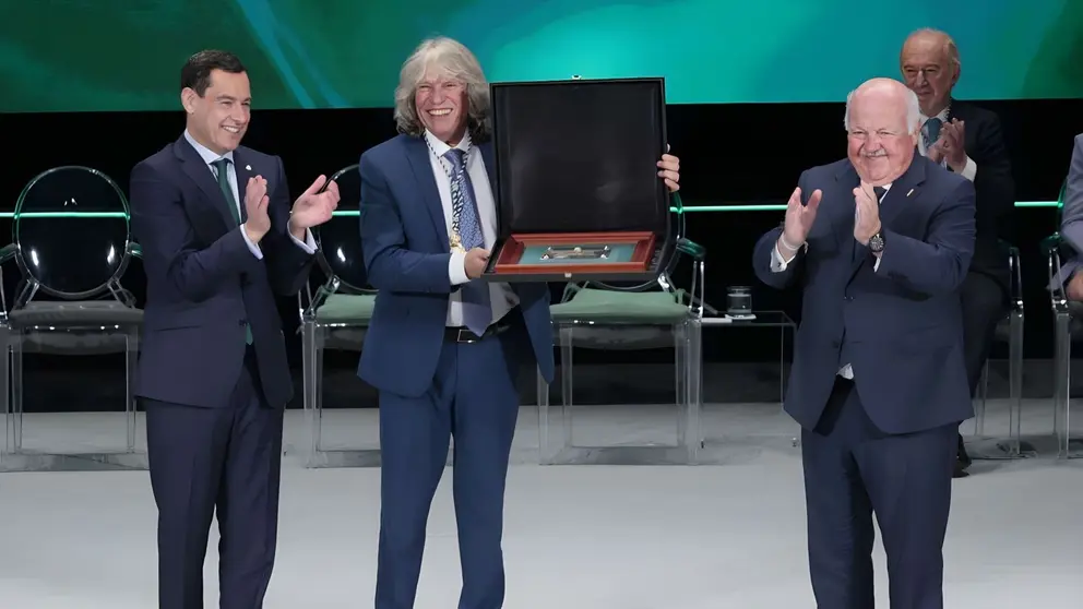 Jos&eacute; Merc&eacute; recibe la medalla de Andaluc&iacute;a el 28 de Febrero de 2024 de manos de Juanma Moreno y Jes&uacute;s Aguirre