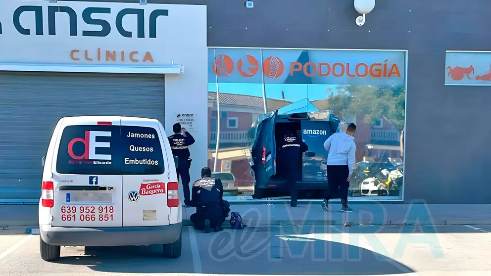 Una furgoneta de Amazon se empotra en la Cl&iacute;nica Ansar de Jerez