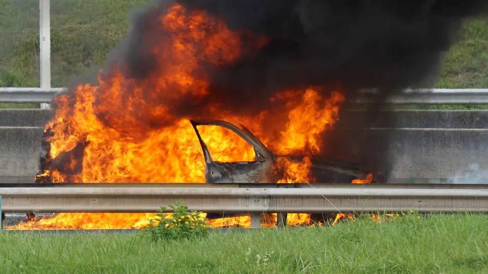 Un coche en llamas en una foto de archivo