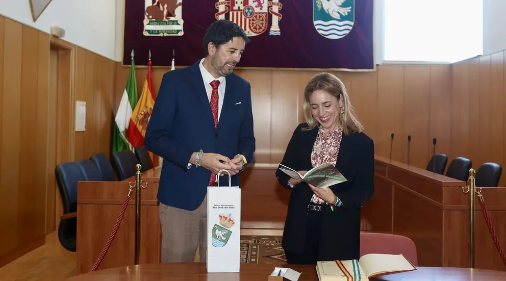 Antonio Gonz&aacute;lez Carretero y Almudena Mart&iacute;nez, en el intercambio de presentes