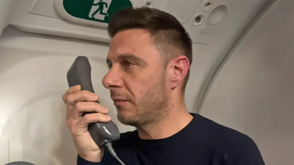 Joaqu&iacute;n S&aacute;nchez pone en pie a un avi&oacute;n entero