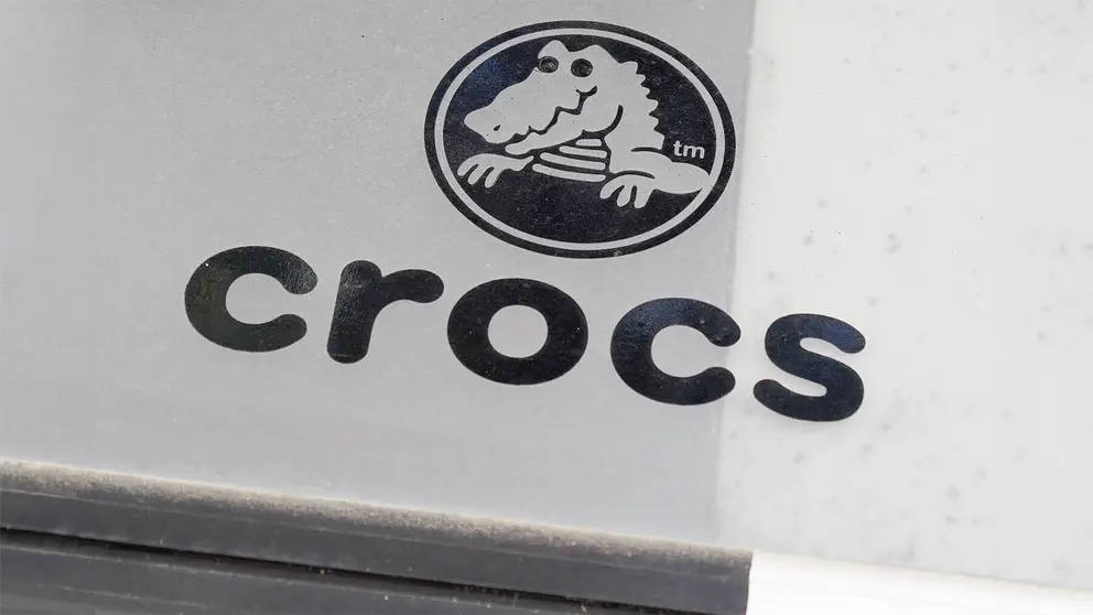 Logotipo de CROCS, la marca de calzado americana que fabrica zuecos de espuma