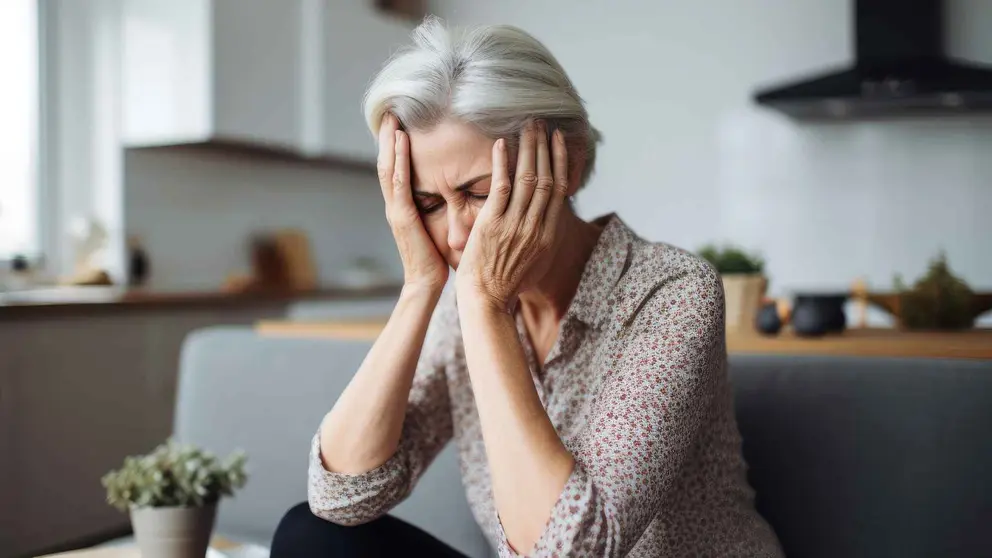 Mujer pensionista preocupada por el nuevo aviso de la Seguridad Social