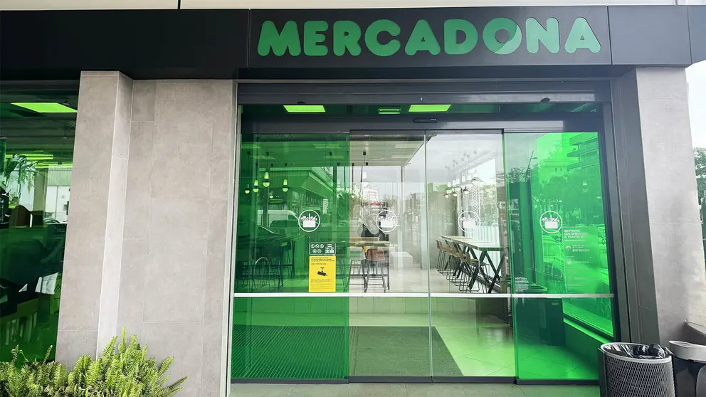 Puerta de entrada de supermercado Mercadona en Jerez - Cristo Garc&iacute;a para El MIRA