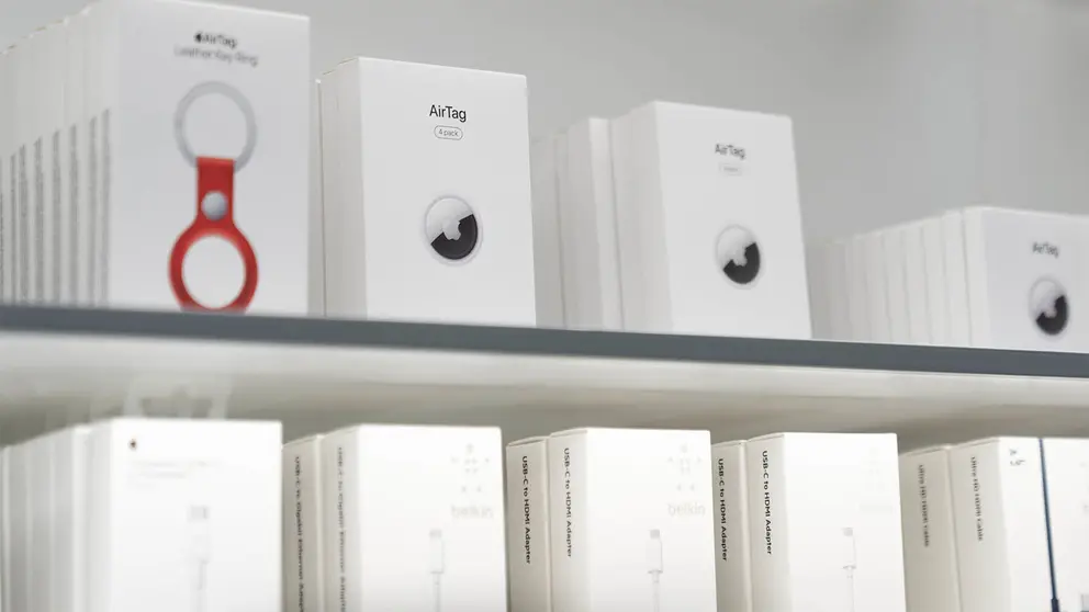 Estanter&iacute;a de productos de APPLE en la secci&oacute;n de electr&oacute;nica de un supermercado