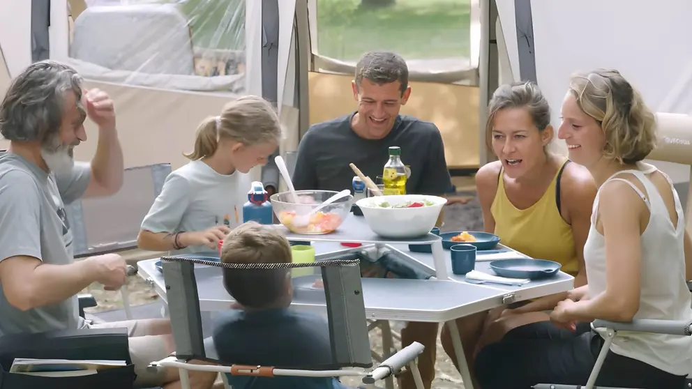 Mesa plegable hexagonal 6 personas con almacenamiento QUECHUA de DECATHLON