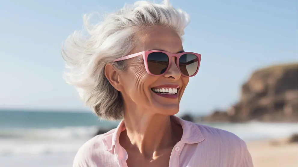 Una mujer pensionista disfruta de su jubilaci&oacute;n en la playa