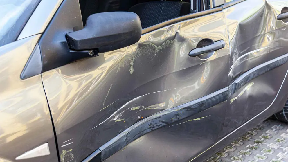 Un coche accidentado en una foto de archivo