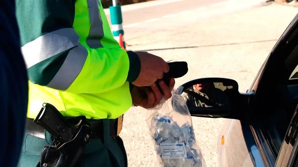 Un agente, durante un control de drogas 