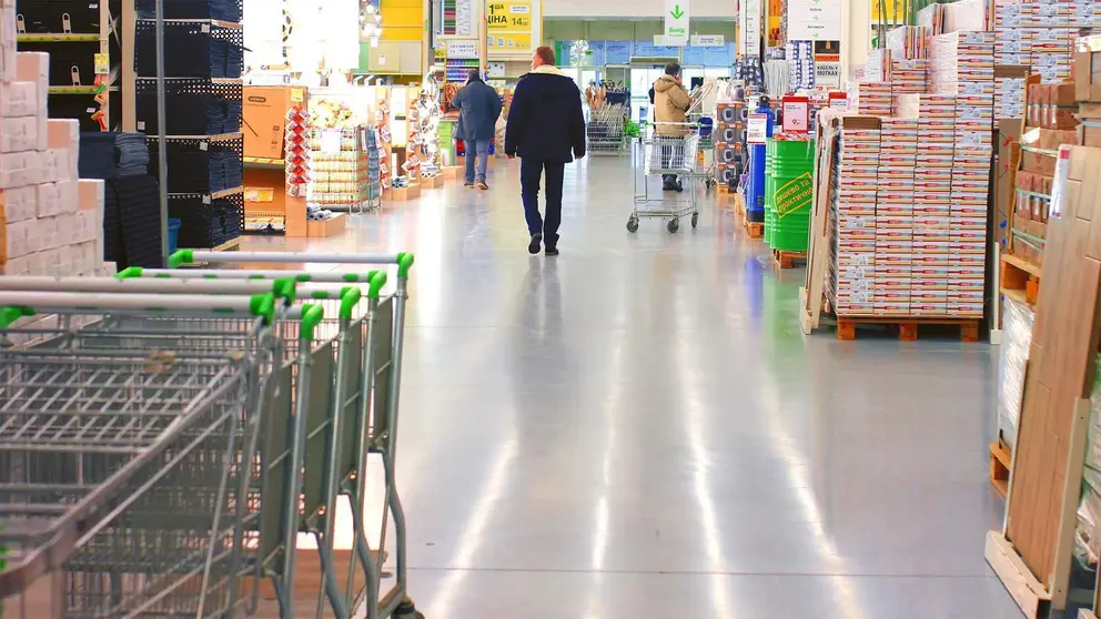 Pasillo central de tienda Leroy Merlin