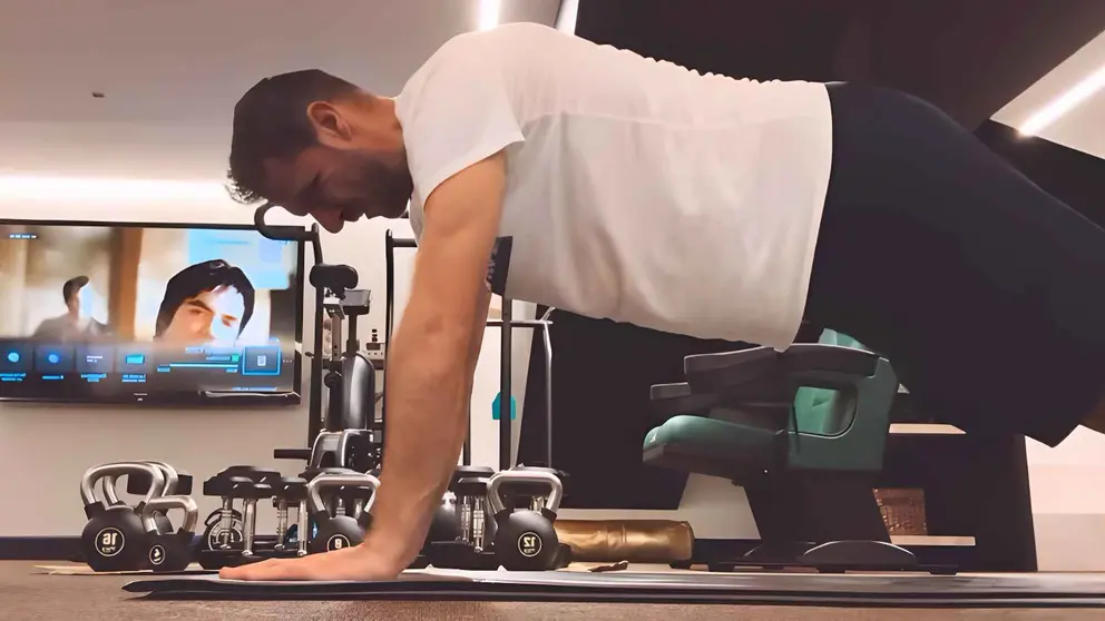 Joaqu&iacute;n S&aacute;nchez haciendo ejercicio en el gimnasio de su casa