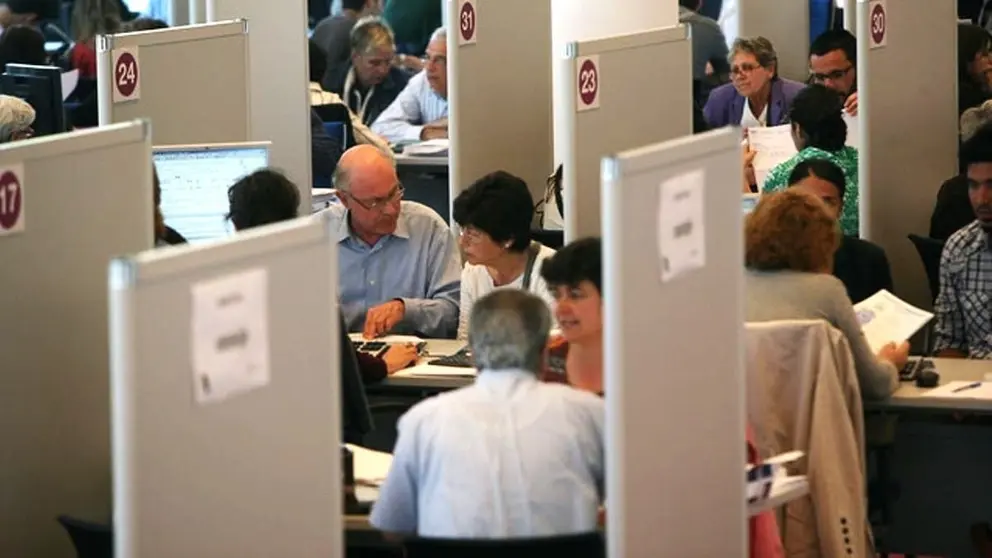 Personal trabajando en una delegaci&oacute;n de Hacienda