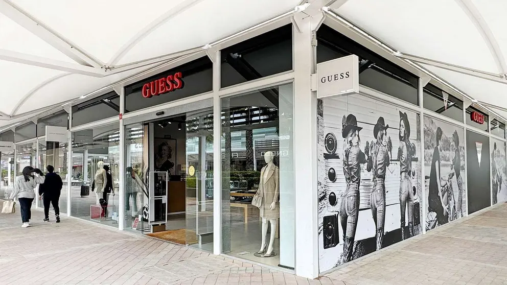 Tienda GUESS en Parque Comercial Luz Shopping de Jerez de la Frontera - Cristo Garc&iacute;a para El MIRA