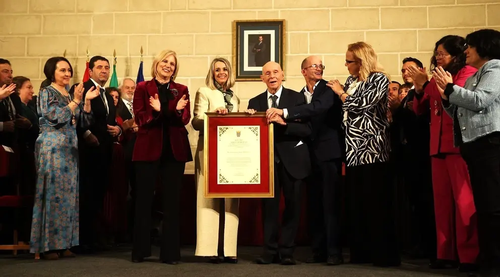 Antonio G&oacute;mez recibe su distinci&oacute;n de manos de Mar&iacute;a Jos&eacute; Garc&iacute;a-Pelayo | Cristo Garc&iacute;a para ElMIRA