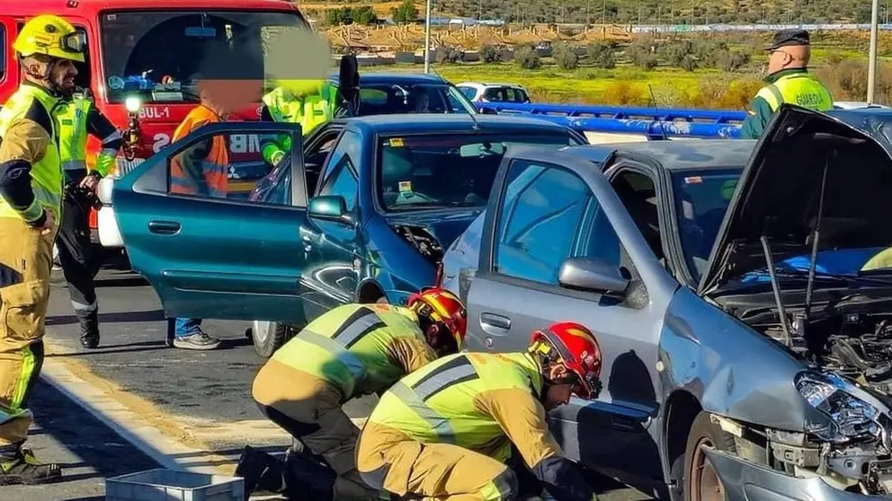 Muere una persona y 4 resultan heridas tras el choque entre 3 veh&iacute;culos en M&aacute;laga