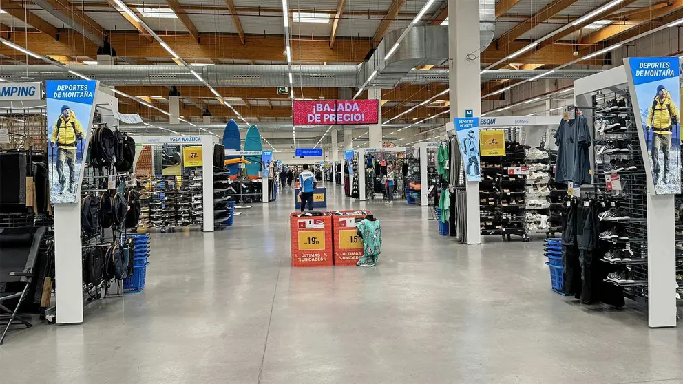 Pasillo central de Decathlon en Jerez - Cristo Garc&iacute;a para El MIRA