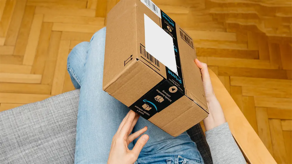 Mujer abriendo paquete de AMAZON