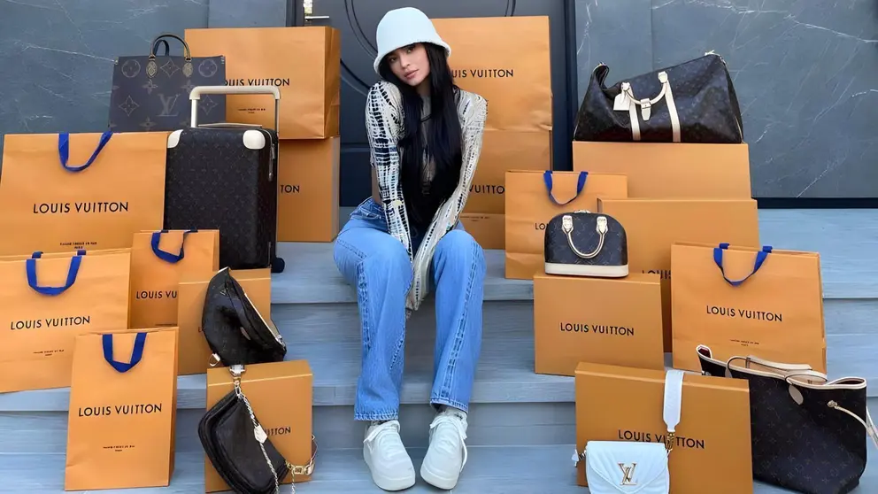 La influencer Kylie Jenner rodeada de bolsas de Vuitton