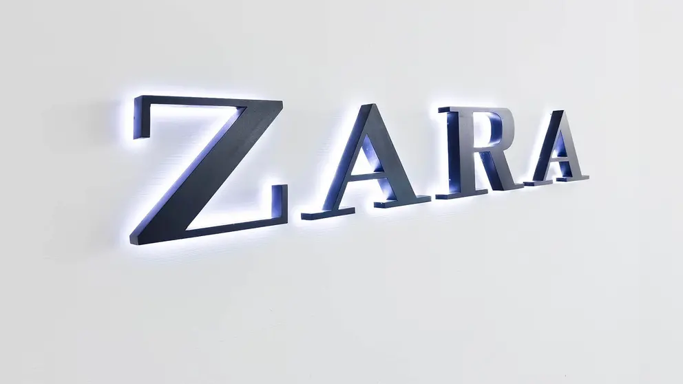 Logotipo de Zara en la tienda de Zara en el centro comercial