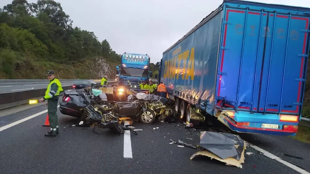 Choque entre un coche y un cami&oacute;n