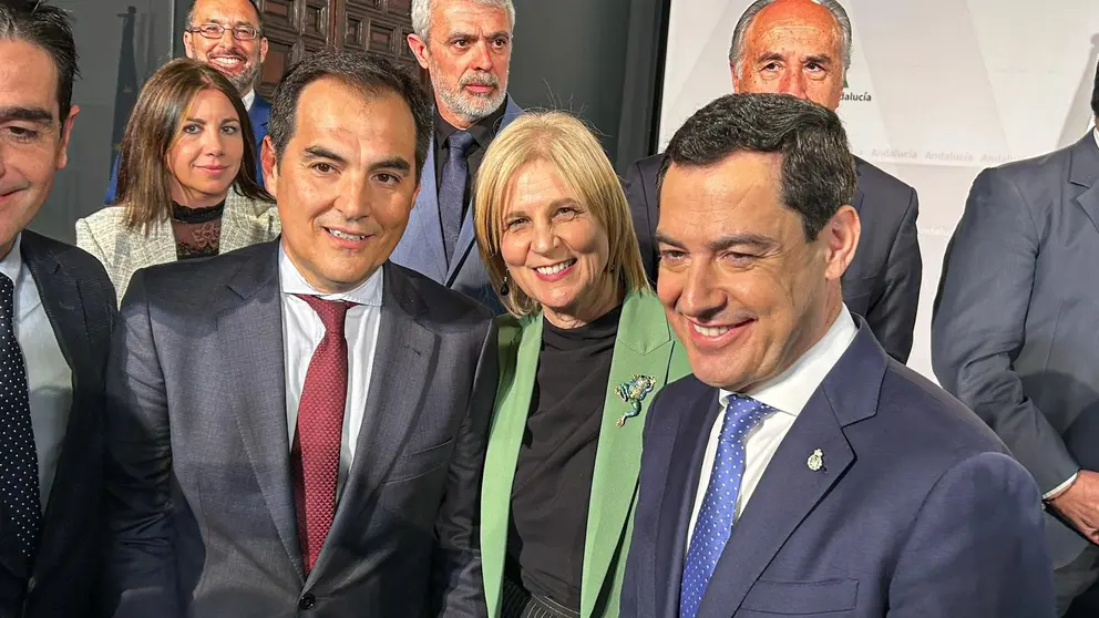 Mar&iacute;a Jos&eacute; Garc&iacute;a-Pelayo junto a Juanma Moreno