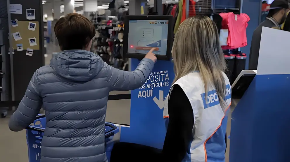 Comprando en lineal de caja de Decathlon