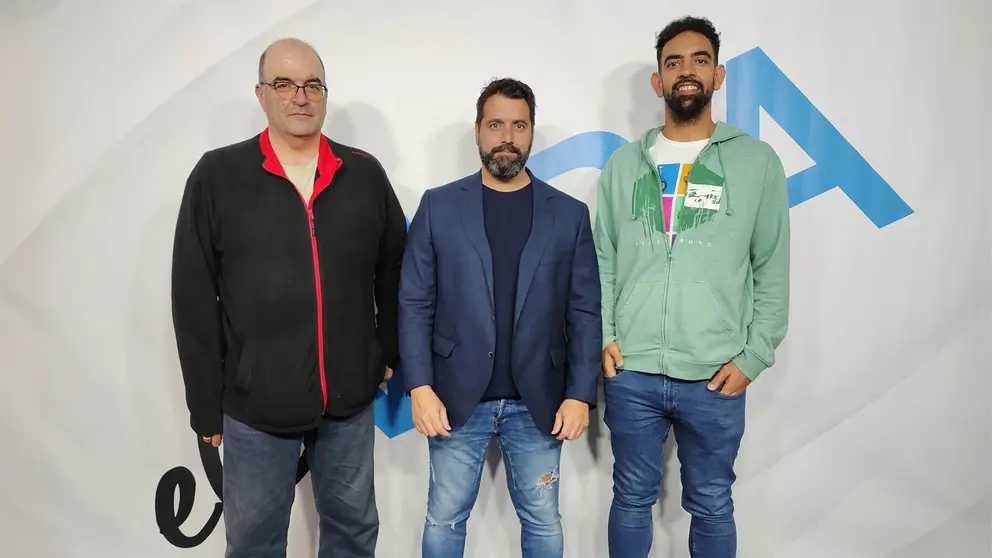 Jaime N&uacute;&ntilde;ez, CEO del Grupo MIRA, entre los directivos del CD SHERRYSPORT Javier Hern&aacute;ndez y Jos&eacute; Carlos Gal&aacute;n