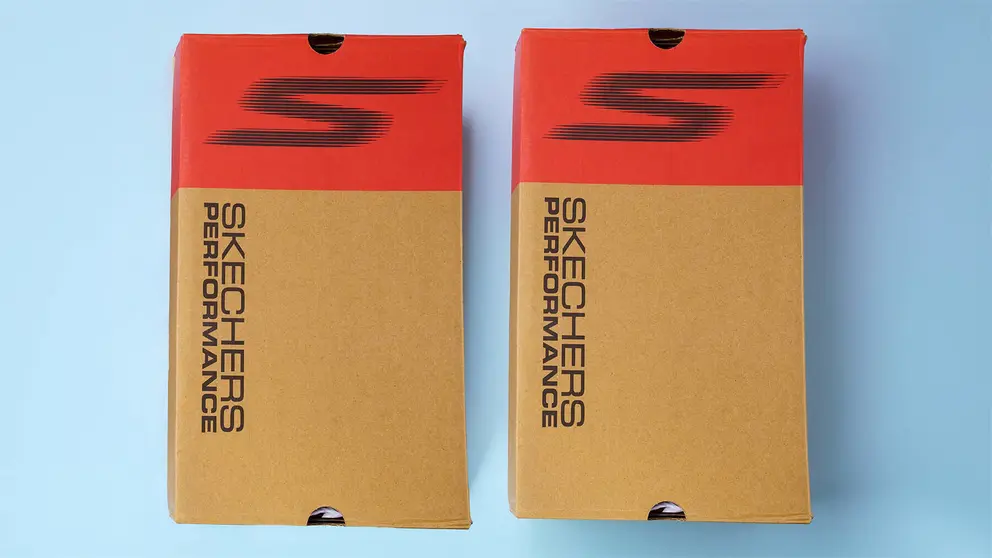 Par de cajas de zapatillas y sandalias de Skechers