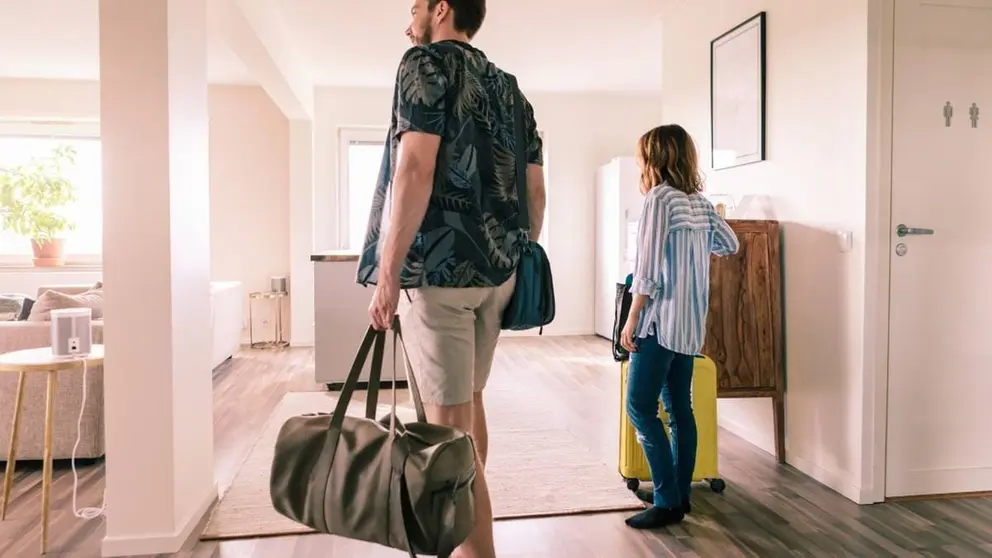 Turistas llegando al interior de un apartamento