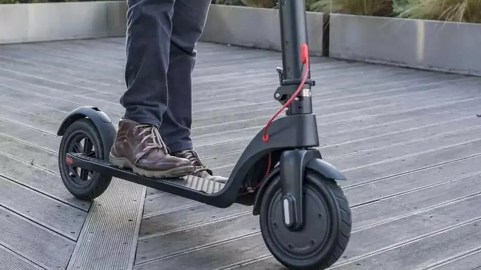 Un hombre conduce un patinete el&eacute;ctrico