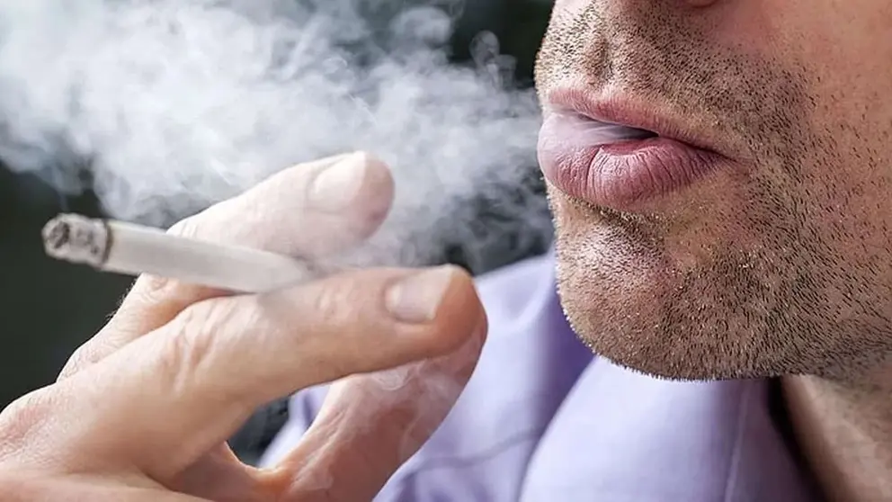 Uba persona fumando un cigarrillo