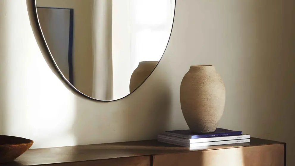 Espejo de pared irregular de Zara Home