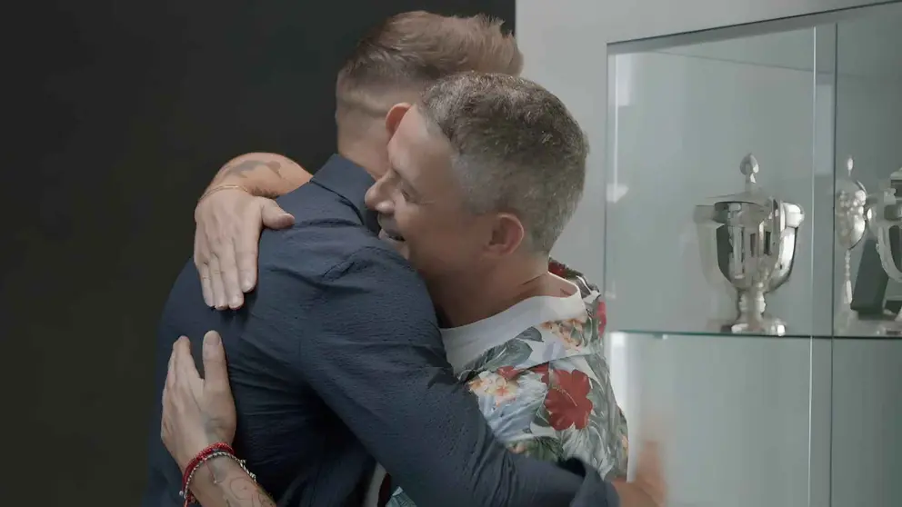 Joaqu&iacute;n S&aacute;nchez se abraza a Alejandro Sanz