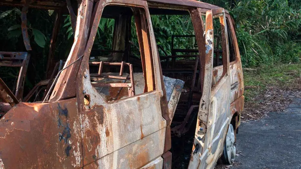 Una furgoneta calcinada en una foto de archivo