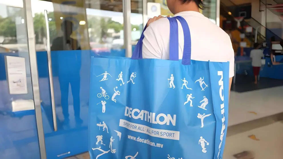 Cliente con bolsa de compra de Decathlon
