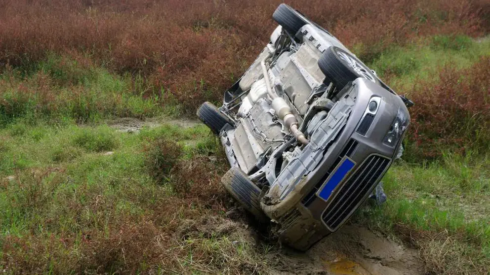 Un coche volcado en una foto de archivo