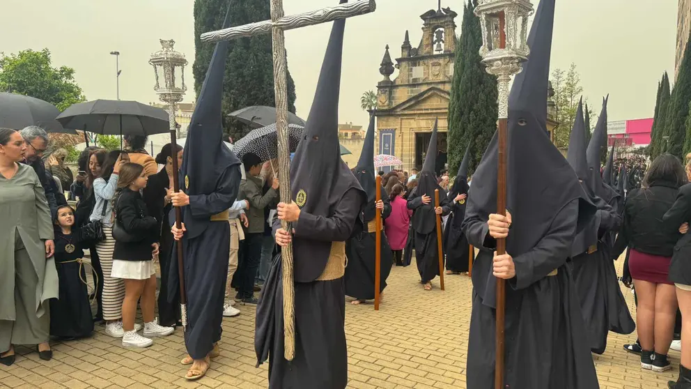 La cruz de gu&iacute;a de la Hermandad del Perd&oacute;n bajo la lluvia | Cristo Garc&iacute;a