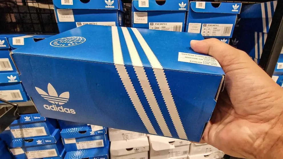 Caja de Zapatillas Adidas - El MIRA