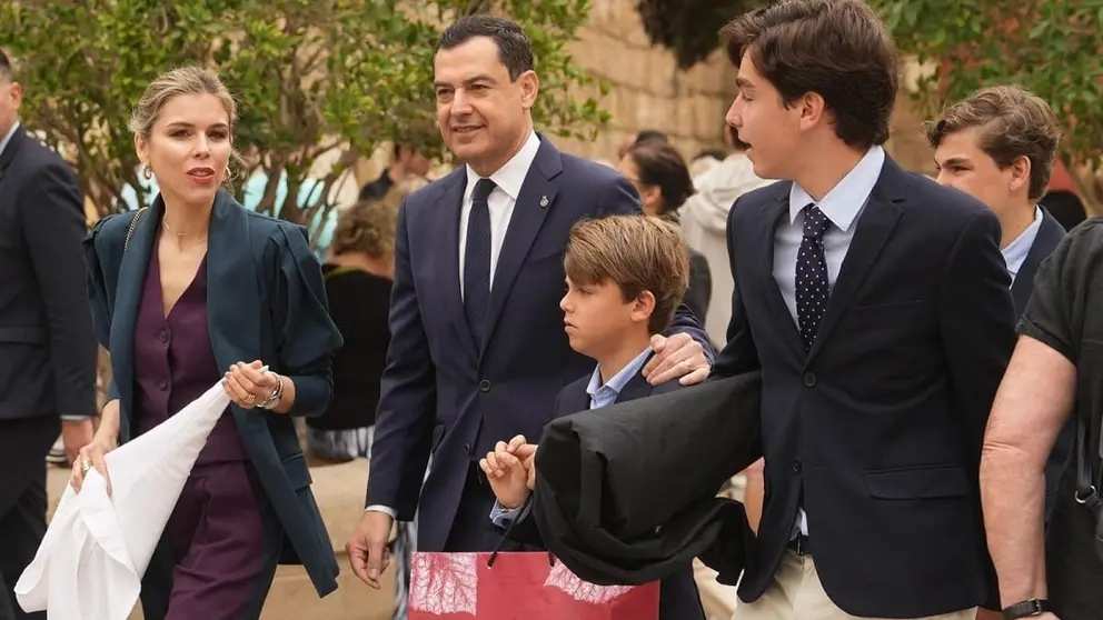 Juanma Moreno viviendo la Semana Santa en familia