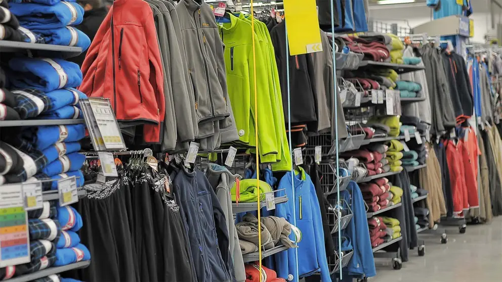 Sudaderas y otras prendas en la tienda de Decathlon